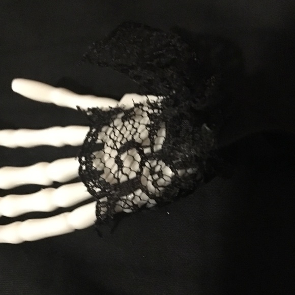 SOLD Gothic Skeleton Hands Choker - Picture 4 of 8